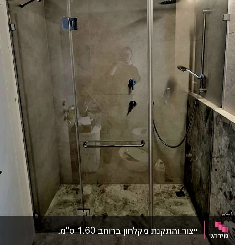 מקלחון זכוכית עם ראש מקלחת וצינור מים